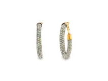 Aros de tipo argolla tubular en metal dorado, completamente cubiertos de cristales brillantes.