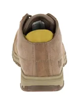 Bota de caña media Caterpillar modelo Science Mid, confeccionada en cuero nubuck marrón, con cordones bicolor, suela dentada y detalle del logo de la marca en el lateral.