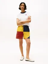 Shorts de nailon con diseño color block en rojo, amarillo y azul marino. Cuenta con dos bolsillos en la cintura y logo de Tommy Hilfiger en el bajo y la parte trasera.