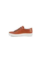 Sneakers de cuero color caramelo, estilo casual de caña baja con cordones marrones y suela blanca gruesa. Presentan un diseño clásico con costuras visibles y el logo de Ecco en relieve en el lateral.