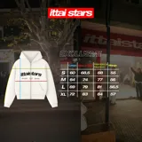 Buzo con cierre frontal completo, capucha amplia y bolsillos tipo canguro. Presenta estampado gráfico en el pecho con la marca IttaiStars y diseño de corte holgado.