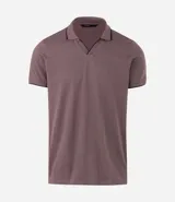 Camisa polo de manga corta confeccionada en algodón, con cuello en V y detalles en color contrastante en el cuello y los puños. Presenta un diseño de tejido en media malla, ofreciendo una textura suave y transpirable.
