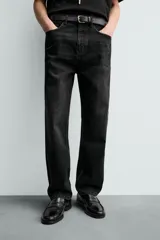 Jeans de corte recto y tiro medio, confeccionados en denim de algodón rígido con efecto lavado. Presentan diseño de cinco bolsillos y cierre frontal con botones.