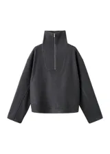 Jersey gris oscuro de cuello alto con cierre de cremallera corta en el pecho, de manga larga y corte holgado.