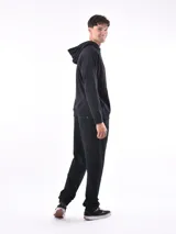 Hoodie de color gris claro, con capucha y bolsillo canguro frontal. Presenta puños y cintura acanalados.