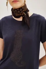 Remera de cuello redondo y manga corta en color azul oscuro, con un sutil estampado lineal de un felino en el centro del pecho.