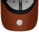 Gorro New Era 9FORTY ajustable color marrón con logo bordado de los New York Yankees en el frente.