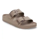 Sandalia Birkenstock modelo Arizona, confeccionada en material EVA ligero y resistente al agua. Presenta dos correas ajustables con hebillas grandes de diseño moderno y plantilla anatómica.