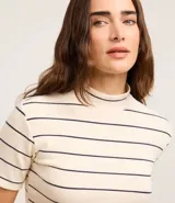 Blusa de ribana color marrón con rayas horizontales blancas, cuello medio, mangas cortas y corte ajustado.