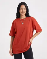 Remerón oversize de manga corta, color ladrillo, confeccionado en algodón.