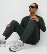 Pantalón deportivo de corte recto y ajuste cómodo, confeccionado en tejido técnico de poliéster y elastano. Presenta cintura elástica con cordón ajustable, bolsillos laterales y acabado liso con diseño funcional.