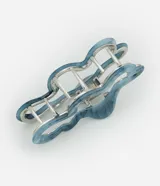 Pinza para el pelo con diseño orgánico cutout y patrón marmolado en tonos celeste y blanco.