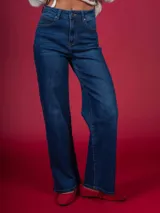 Pantalón de jean de tiro alto, corte recto y color azul.