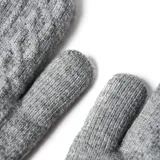 Guantes tipo manopla de tejido de punto en color gris, con puño acanalado elástico.