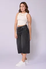 Bermuda de jean color gris oscuro, corte ancho a la rodilla.