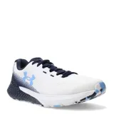 Championes de running Under Armour Charged Rogue 4, color blanco con detalles en azul marino y celeste, con diseño de malla transpirable y suela con amortiguación Charged Cushioning.