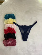 Pack de seis microtangas de encaje con diseño de tiro bajo y tiras laterales regulables. Confeccionadas en encaje floral con terminaciones delicadas.