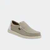 Zapatos Hey Dude Mikka Braided color marrón con capellada trenzada y suela beige.