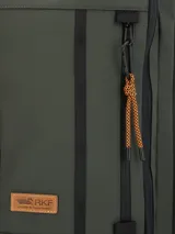 Mochila unisex RKF color verde oscuro, resistente al agua, confeccionada en poliéster reciclado. Cuenta con compartimento principal con cierre a prueba de agua, bolsillo interior para laptop de 15", compartimento frontal con cierre a prueba de agua y bolsillos interiores, bolsillo frontal con cierre, bolsillos laterales expandibles, cierre expansible, correa removible y ajustable, correas de hombro ajustables y ocultables, almohadillas en la espalda, pasador para manilla de maleta y llavero mosquetón.