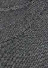 Sweater de tejido de punto fino en color gris, con cuello redondo y mangas largas de corte recto.