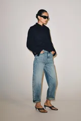 Jeans de tiro medio y corte balloon leg con efecto lavado, bolsillos clásicos y botamanga con vuelta.