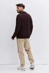 Pantalon de corte recto confeccionado en pana color beige, con cintura elástica y cordón ajustable.