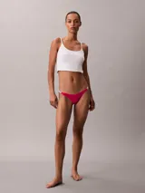 Colaless de algodón elástico con ribetes elásticos distintivos de la marca Calvin Klein en la cintura.