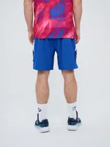 Bermuda deportiva Umbro del Club Nacional de Football, modelo Pro Training, de color azul marino con detalles blancos en el dobladillo. Presenta el escudo del club en una pierna y el logo de la marca en la otra.