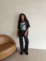 Remeron de algodón color marrón con estampa frontal de dos gatos bebiendo café. Presenta un corte oversize, cuello redondo y mangas cortas.