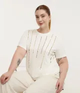 Remera de viscolycra blanca con cuello redondo, manga corta y líneas verticales de lentejuelas doradas en el frente.