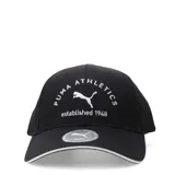 Gorra tipo béisbol de 6 paneles color negro, con visera pre-curvada y detalle de borde en color blanco. Presenta bordado frontal con el logo de la marca y la inscripción 'Puma Athletics established 1948'.