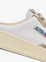 Zapatillas Autry Medalist Slip-On, estilo mule, color blanco y dorado, confeccionadas en cuero de becerro con perforaciones en la puntera.