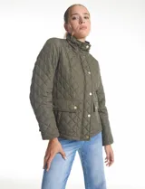 Campera de abrigo liviano con diseño capitoneado a rombos, cuello alto tipo mao y cierre frontal con solapa de botones a presión dorados. Presenta bolsillos frontales de parche con solapa y trabas de ajuste en la cintura.