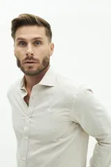 Camisa de manga larga color beige claro, confeccionada en una mezcla de lino y algodón. Presenta un corte semi slim, cuello camisero y un pequeño logo bordado en el pecho.