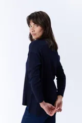 Remera manga larga azul marino, de corte holgado y cuello redondo.