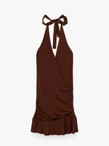 Vestido mini negro de poliamida, con escote halter profundo, detalles fruncidos en los laterales y falda corta con volados en el ruedo.