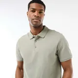 Remera polo de piqué de algodón color verde militar, con cuello clásico y cierre frontal de botones.