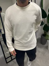 Buzo blanco de hilo con cuello redondo y corte slim fit.