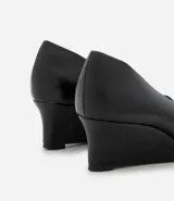 Zapato estilo scarpin con taco anabela de 5 cm, confeccionado en poliuretano con acabado liso y punta fina. Diseño minimalista y cerrado, ideal para uso diario o formal.