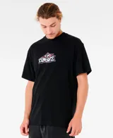 Remera negra de manga corta Rip Curl modelo Raw Energy Graff, con cuello redondo y diseño gráfico estampado en el pecho con efecto graffiti.