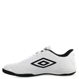 Championes de fútbol sala Umbro modelo Classico II IC, color negro con detalles en blanco. Presentan una parte superior de cuero sintético resistente, cierre con cordones y suela de goma diseñada para ofrecer tracción en superficies de cancha cerrada.