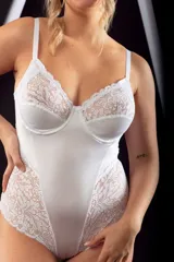 Body blanco de lycra y puntilla elastizada, con aro, breteles elásticos regulables, espalda baja y broche en la entrepierna con fundillo de algodón.