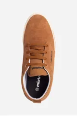 Zapatilla casual de cuero color camel, estilo skate o lona, con cordones marrones y suela de goma blanca con una línea naranja decorativa.