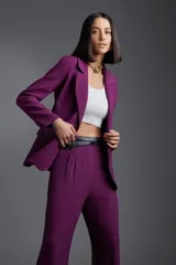 Top corto tejido color blanco, con breteles finos y escote redondo.