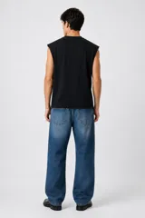 Musculosa blanca de algodón con cuello redondo base y diseño holgado.