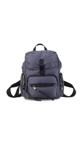 Mochila de nylon color gris azulado, con tapa superior y cierre de broche metálico. Cuenta con un bolsillo frontal con cierre y bolsillos laterales con cierre, además de correas regulables para la espalda y asa superior de mano.