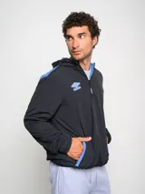 Canguro negro con capucha y medio cierre, marca Umbro, modelo Urban. Detalles en azul en el logo, interior de la capucha y ribete de los bolsillos.