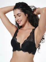 Conjunto de ropa interior negro de encaje, compuesto por un bralette con escote en V y una tanga con cintura de encaje.