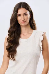 Musculosa blanca con estampado floreado sutil y volados en los hombros, de corte recto.