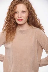 Sweater blanco de punto con cuello alto.